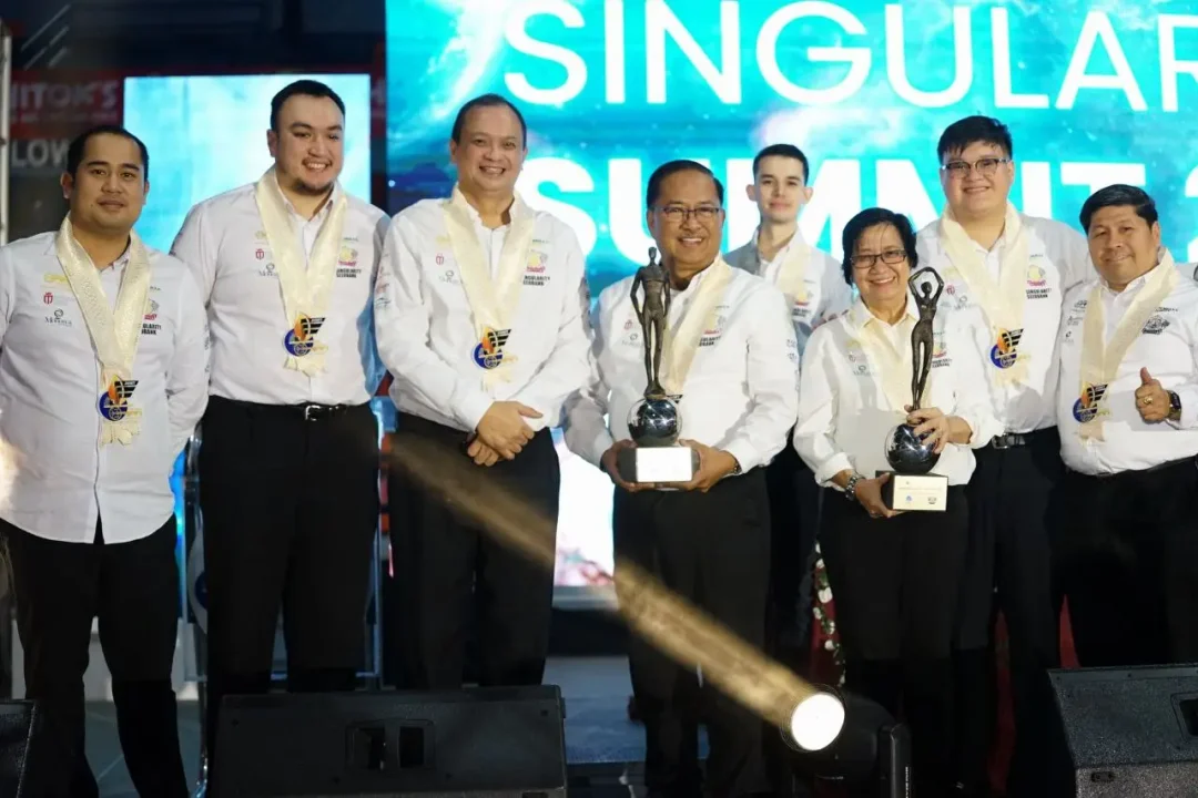 Bishop Dante and Pastora Cynthia Veluz receiving the Humanitarian of the Year Award 2025