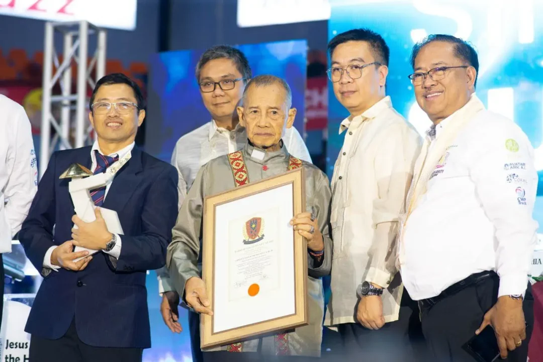 Grand Tujon Supremo Leo T. Gaje Jr. receiving the Warrior for Humanity Award 2025